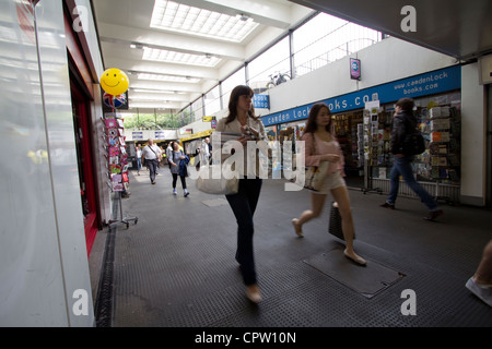 Alla rotonda di silicio Old Street London shopping area sotto la rotonda Foto Stock