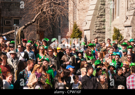 Folla a Saint Patrick 's day parade downtown Montreal Canada Foto Stock