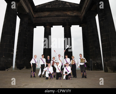 Kern Morris Dance lato eseguire entro il monumento Penshaw North East England Regno Unito Foto Stock