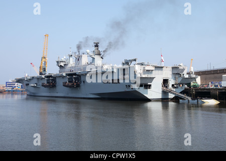 Assalto anfibio nave HMS Ocean della Royal Navy visto entro il porto di Sunderland sul fiume usura Nord Est Inghilterra Foto Stock