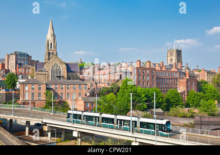 Nottingham tram attraversando un ponte che viaggiano dal centro citta' di Nottingham Nottinghamshire England Regno Unito GB EU europe Foto Stock