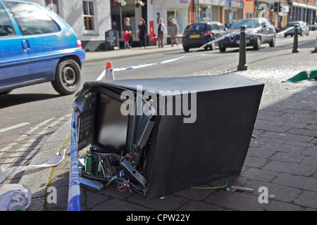 Un fracassato fino bancomat dopo una Ram Raid su una banca di Halifax. Biggleswade, Inghilterra Foto Stock