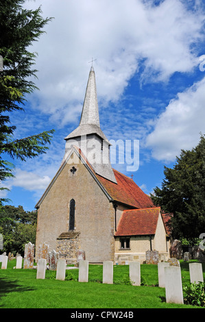 Saint Andrews Tangmere chiesa e alcune delle tombe di servicement dalla Seconda Guerra Mondiale da RAF Tangmere. Foto Stock