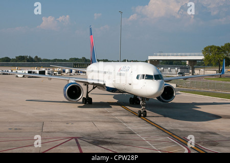 Delta 757 jet avvicinando il supporto all'Aeroporto Internazionale di Tampa Florida USA Foto Stock