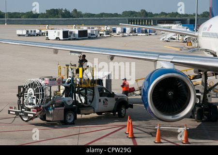 Il rifornimento di un Delta 757 jet del passeggero all'Aeroporto Internazionale di Tampa Florida USA Foto Stock