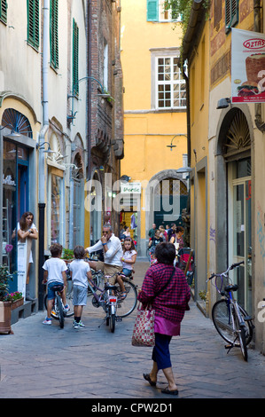 Acquirenti e turisti in Via Fillungo, Lucca, Italia Foto Stock