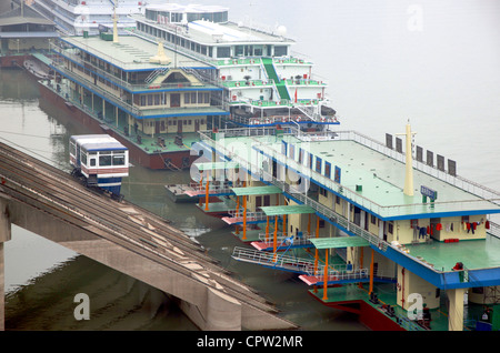 Barche sul Fiume Yangtze a Chongqing Cina. Foto Stock