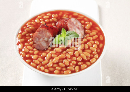 Fagioli e salsiccia con salsa rossa in una ciotola bianco Foto Stock