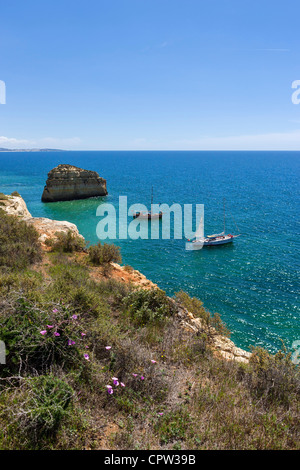 Escursione barche off Praia da Marinha spiaggia vicino a Benagil, sulla costa tra Portimao e Albufeira Algarve Foto Stock