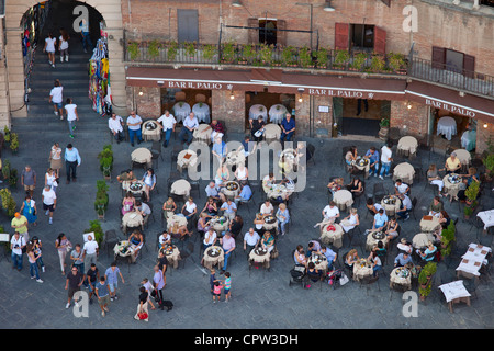 Vista aerea da Il Torre, la torre dell'orologio di diners presso il Bar Il Palio in Piazza del Campo a Siena, Italia Foto Stock
