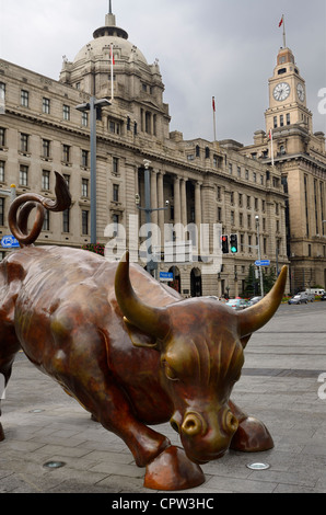 Il Bund Financial Bull a Shanghai con Banca di Pudong e il Customs House torre dell orologio Repubblica Popolare Cinese Foto Stock