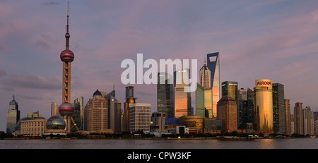 Panorama del cielo rosa e la luce del tramonto sul alto torri finanziarie e gli alberghi nella Pudong lato est di Shanghai skyline Repubblica Popolare Cinese Foto Stock