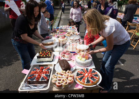 Torte fatte in casa gareggiare in una competizione in un quartiere street party in Herne Hill, Londra del sud per celebrare il Giubileo di diamante della regina Elisabetta. Foto Stock