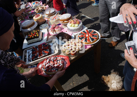 Torte fatte in casa gareggiare in una competizione in un quartiere street party in Herne Hill, Londra del sud per celebrare il Giubileo di diamante della regina Elisabetta. Foto Stock