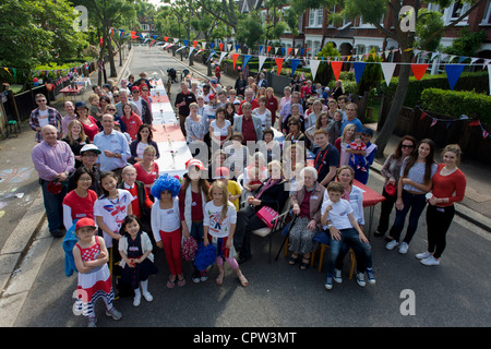 Ritratto di gruppo di un quartiere street party in Dulwich, Londra del sud per celebrare il Giubileo di diamante della regina Elisabetta. Foto Stock