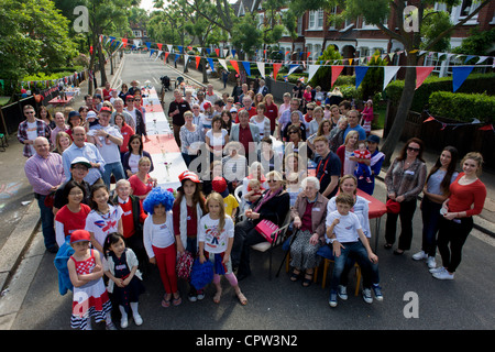 Ritratto di gruppo di un quartiere street party in Dulwich, Londra del sud per celebrare il Giubileo di diamante della regina Elisabetta. Foto Stock