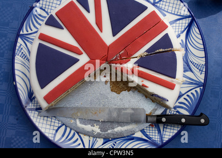 Fette di Unione Jack torta presso un quartiere street party in Dulwich, Londra del sud per celebrare il Giubileo di diamante della regina Elisabetta. Foto Stock