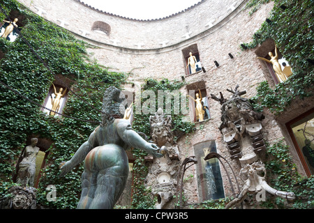La regina Ester scultura di Ernst Fuchs nel teatro di Dalí e museo - Figueres, Catalogna, Spagna Foto Stock