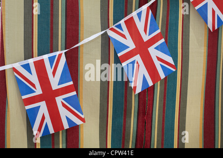 Bandiera dell'Unione Jack ( ) bunting su sfondo a strisce Foto Stock