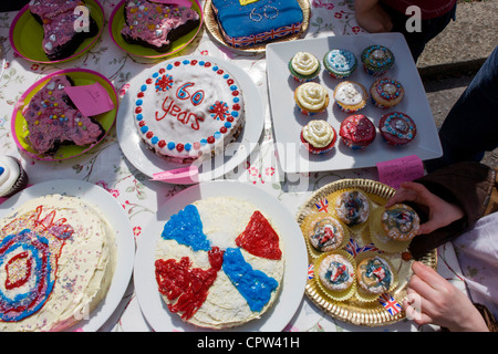 Torte fatte in casa gareggiare in una competizione in un quartiere street party in Herne Hill, Londra del sud per celebrare il Giubileo di diamante della regina Elisabetta. Foto Stock