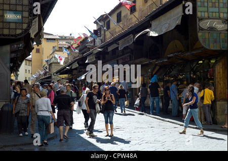 I turisti e i locali sul Ponte Vecchio sul lato nord del fiume Arno, Firenze, Toscana, Italia Foto Stock