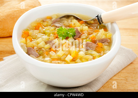Una ciotola di gorgogliamento hot Scotch brodo o Zuppa di verdura, realizzata dal gambo di agnello, patata, carota, sedano,piselli secchi e il farro. Foto Stock