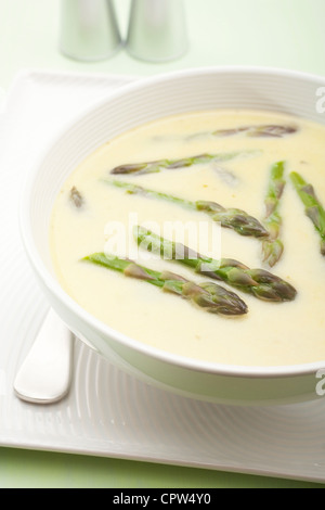 Una bella luce, cremosa zuppa di asparagi, aromatizzato con brodo di pollo, la panna acida e il basilico. Foto Stock