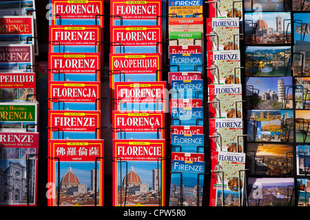 Guide, Mappe e negozio di souvenir in vendita in stallo nella Piazza di San Giovanni, Toscana, Italia Foto Stock