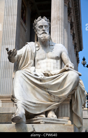 Statua di Senofonte al di fuori del palazzo del parlamento a Vienna, in Austria Foto Stock