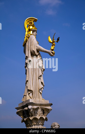 Palace Athene Statua della saggezza in Vienna, Austria Foto Stock