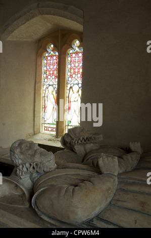 Due recumbent figure in pietra sulla tomba di Giovanni e Anne Meller, nella chiesa di San Pietro a Winterborne è venuto nel Dorset. Inghilterra, Regno Unito. Foto Stock