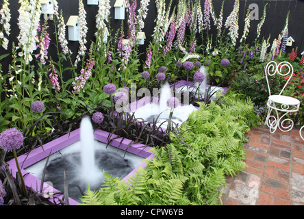 Gli uccelli e le api mostra giardino di Ben Landers per Bloom irlandesi Premier garden festival Foto Stock