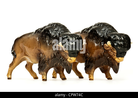 Rara coppia di vintage Sylvac ceramica (n. 17) grandi bison figurine Foto Stock