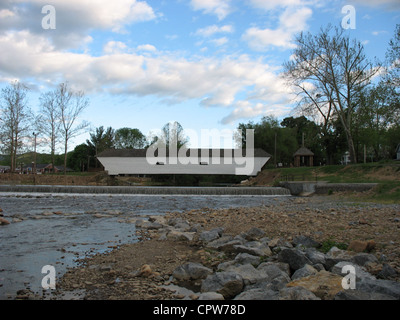 Elizabethton, Tennessee ponte coperto, costruito nel 1882, si allunga per 134 piedi attraverso il DOE Fiume. Foto Stock