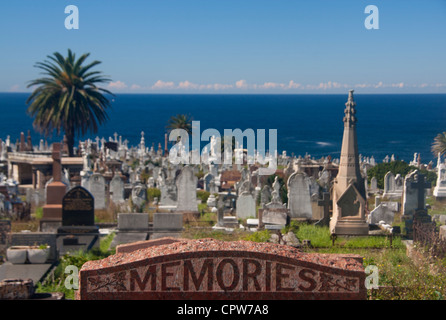 'Memories' iscrizione sulla pietra tombale con tombe e Oceano Pacifico in background il cimitero di Waverley Sydney NSW Australia Foto Stock