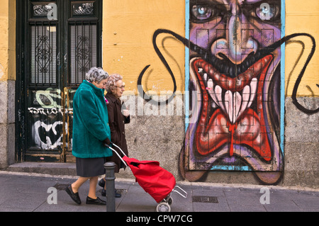 Street Art, decorate vetrina e ante in Malasana disrict, Madrid, Spagna Foto Stock