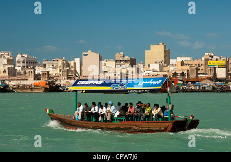 Acqua Abra taxi attraversando il Dubai Creek tra Bur Dubai Deira ancd, vista verso Deira, Dubai, Emirati Arabi Uniti Foto Stock