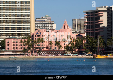 Elk284-1427 Hawaii, Oahu,Waikiki Beach, Royal Hawaiian Hotel, famoso storico rosa hotel sulla spiaggia Foto Stock