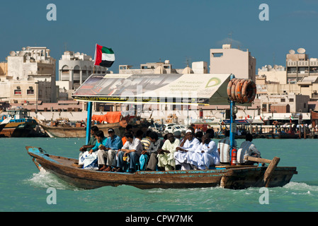 Acqua Abra taxi attraversando il Dubai Creek tra Bur Dubai Deira ancd, vista verso Deira, Dubai, Emirati Arabi Uniti Foto Stock