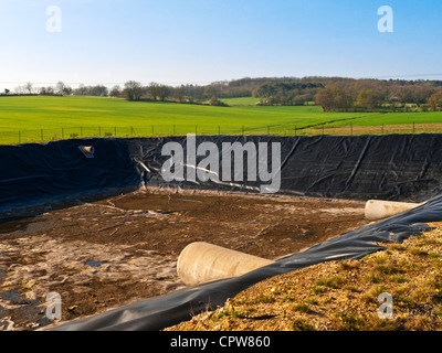 Costruito di recente a massa sistema di drenaggio delle acque sui terreni agricoli - Francia. Foto Stock