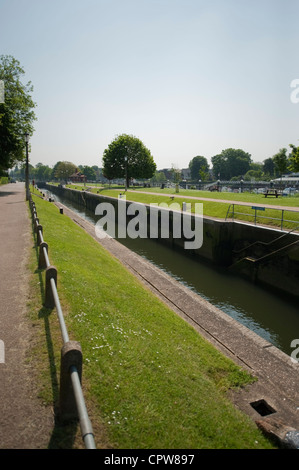 La lunga Teddington barge lock sul fiume Tamigi nel sud ovest di Londra Foto Stock