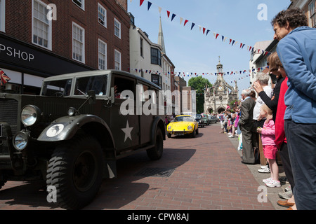 Sfilata dei veicoli classici in diamante del giubileo processione in Chichester Foto Stock