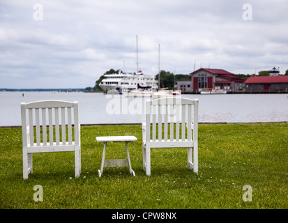 Patio vuoto sedie a fianco della Chesapeake Bay si affaccia su St Michaels Harbour Foto Stock
