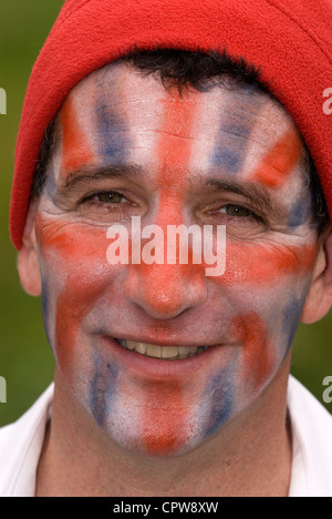 L'uomo con la faccia dipinta in Union Jack flag a Dockenfield fete & Diamond celebrazione giubilare giorno, Dockenfield, Surrey, Regno Unito. Foto Stock