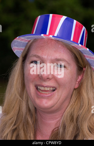 Donna che indossa Unione Jack hat a Dockenfield fete & Diamond celebrazione giubilare giorno, Dockenfield, Surrey, Regno Unito. Foto Stock