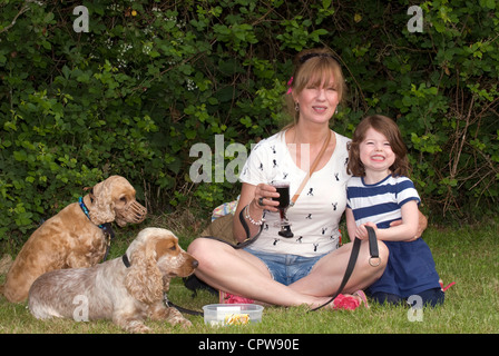 Donna e bambino & cani a Dockenfield fete & Diamond celebrazione giubilare giorno, Dockenfield, Surrey, Regno Unito. Foto Stock