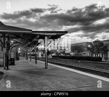 Bianco e nero Immagine hdr di Manassas stazione ferroviaria nella città di Manassas nella Virginia del Nord di notte Foto Stock