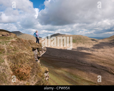 Una femmina di hill walker si occupa di tutto dalla ventola Graig Ddu al picco di Cribyn nel Parco Nazionale di Brecon Beacons Foto Stock