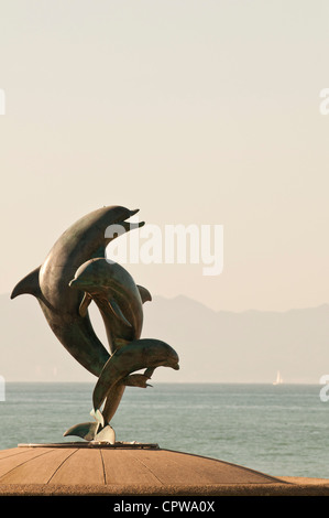 Messico, Puerto Vallarta. L'Amicizia scultura fontana sul Malecon, Playa Los Muertos, Puerto Vallarta, Messico. Foto Stock