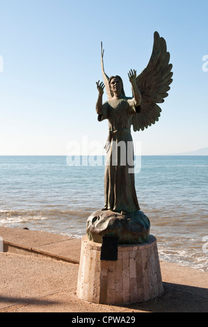 Messico, Puerto Vallarta. Angelo della speranza e messaggero di pace scultura sul Malecon, Playa Los Muertos, Puerto Vallarta, Messico. Foto Stock